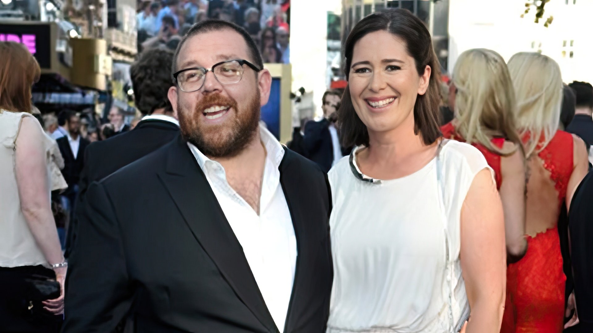 Nick Frost con su esposa Christina