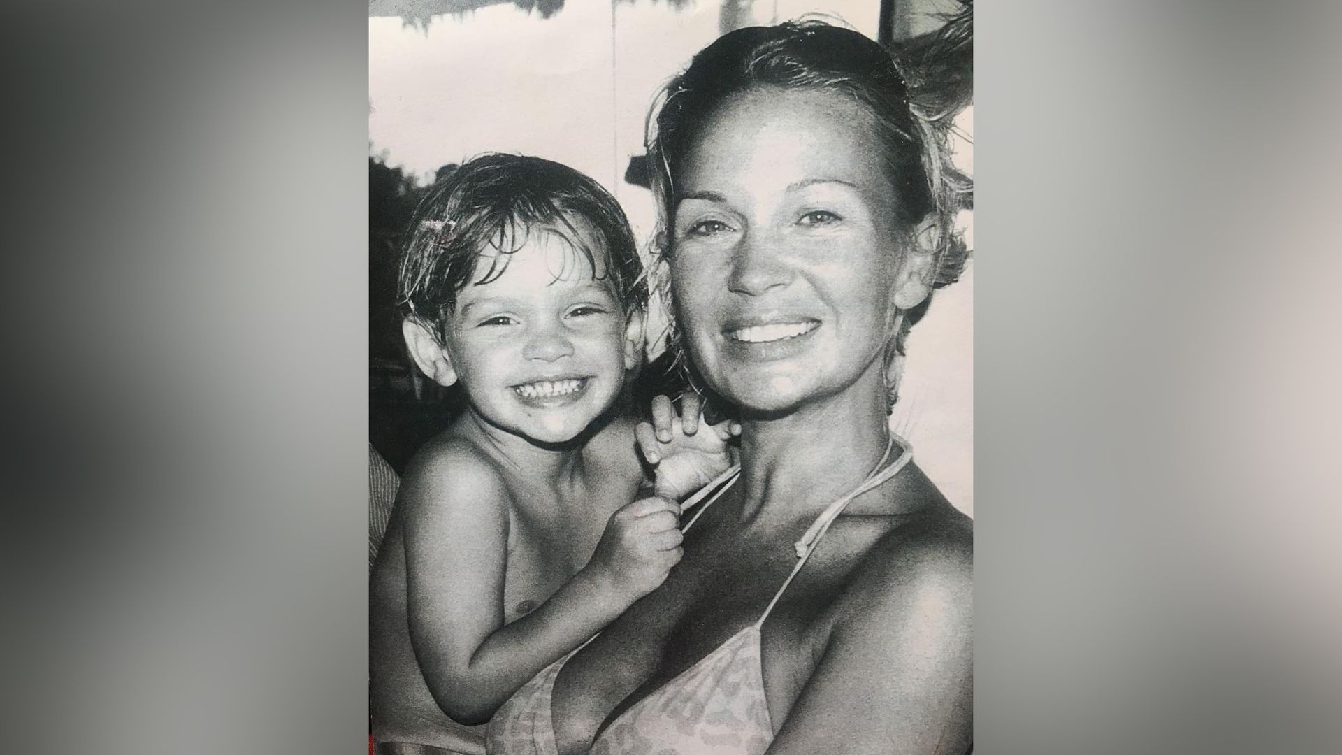 Gabriel Guevara de niño con su madre
