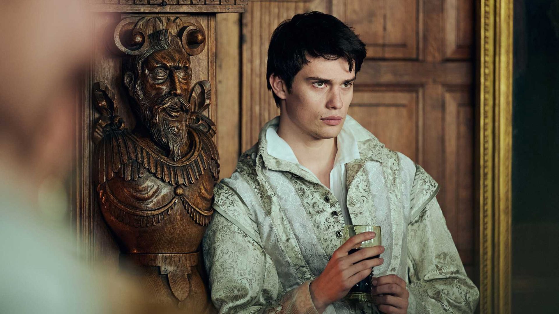 Nicolas Galitzine en la miniserie 'Mary and George'