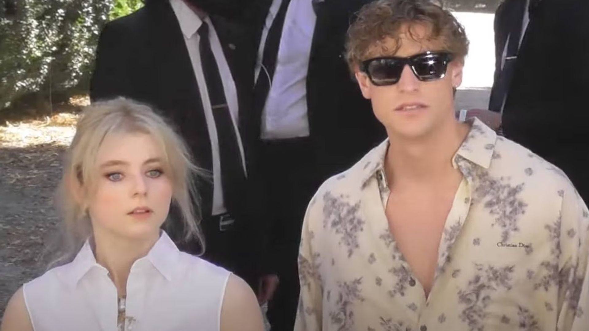 Thomasin McKenzie y Simon Mead