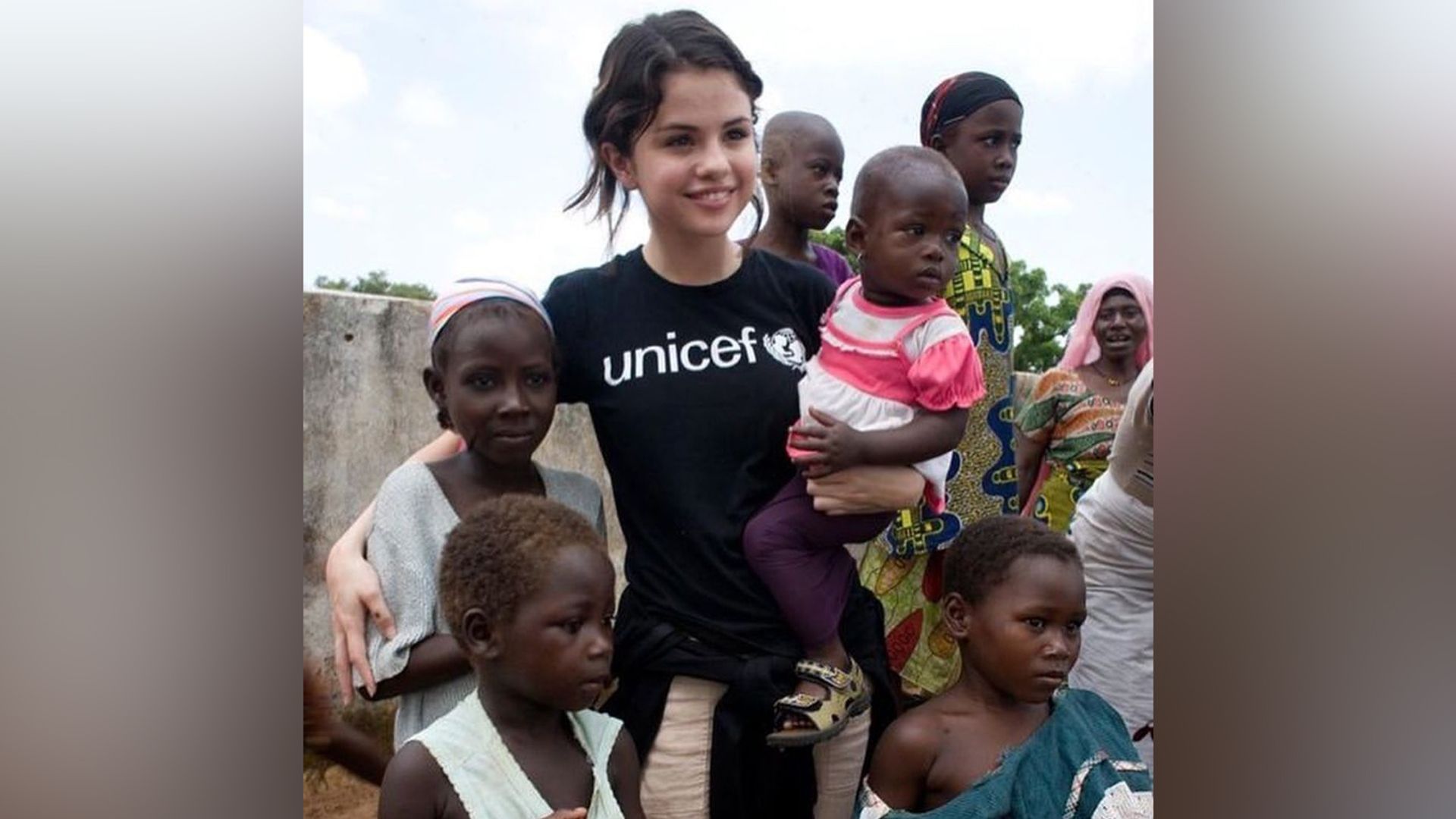 Selena Gomez durante su viaje a Ghana
