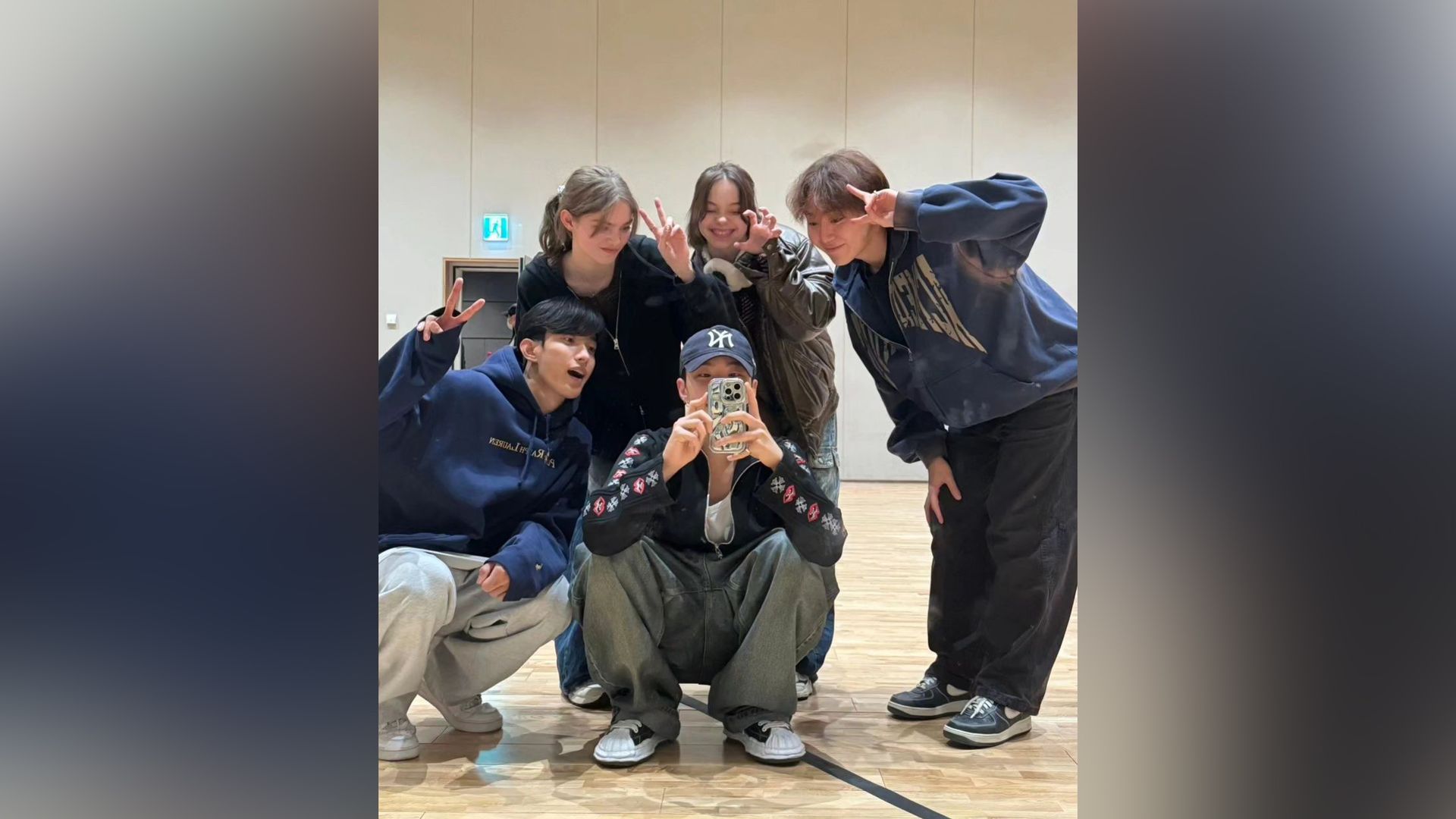 Emma Myers con su hermana y la banda Seventeen