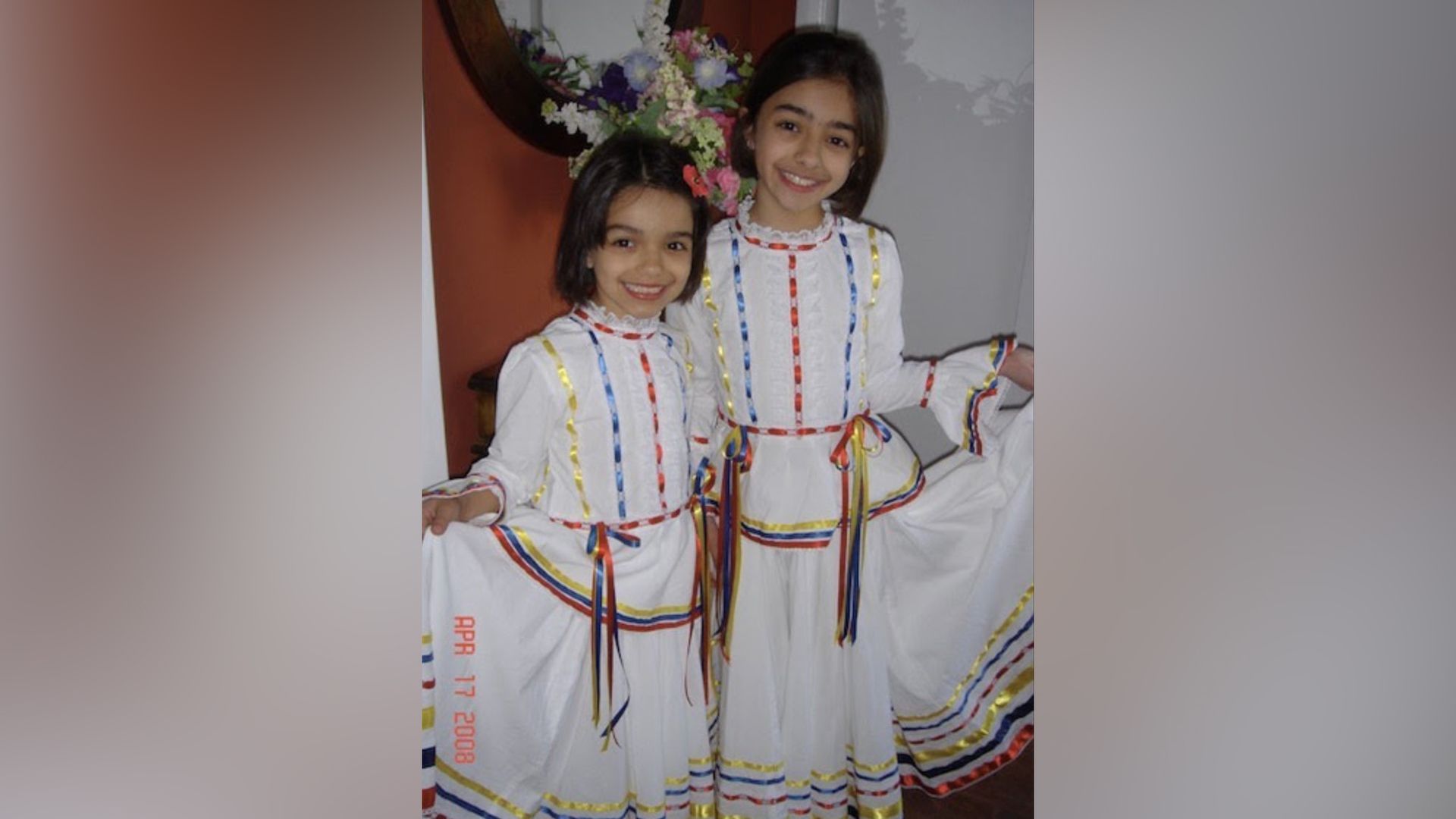 Rachel Zegler con su hermana mayor