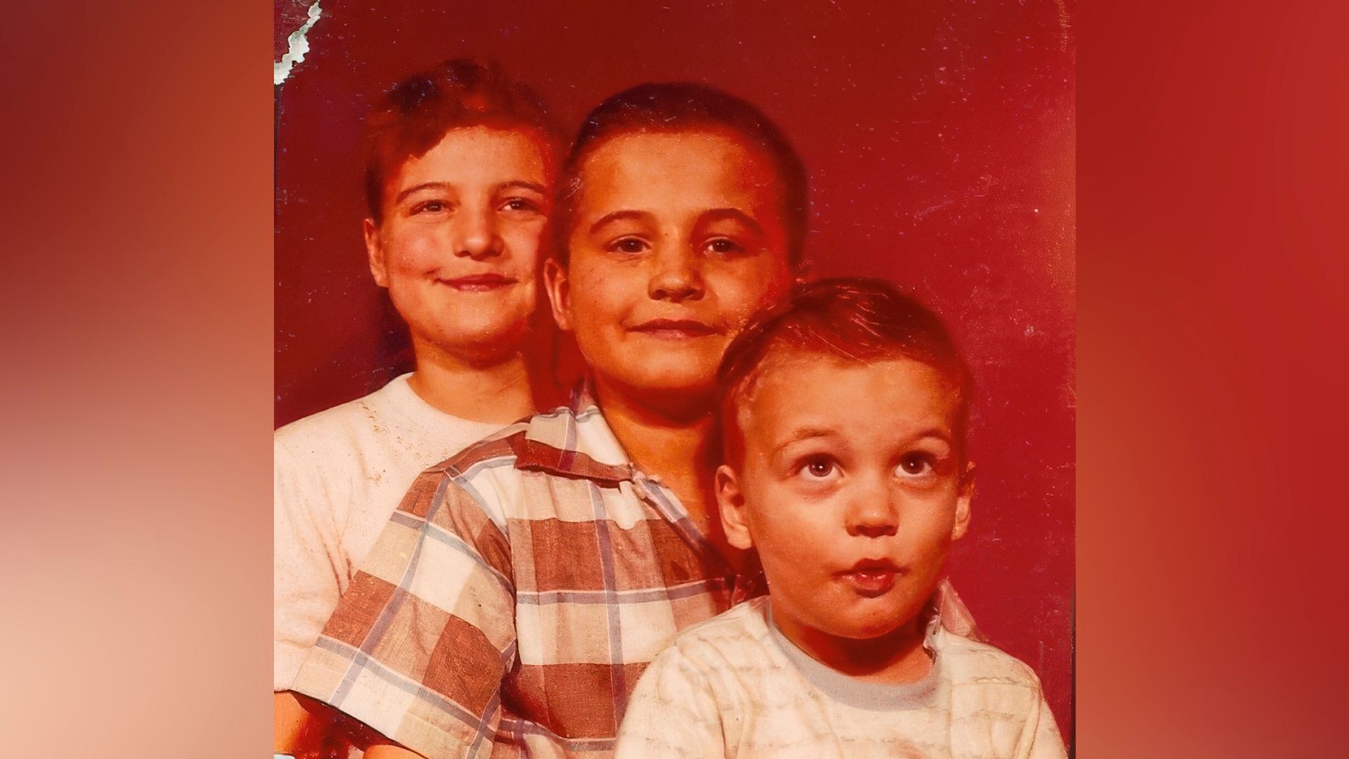 Jim Belushi (derecha) con John y Marianne