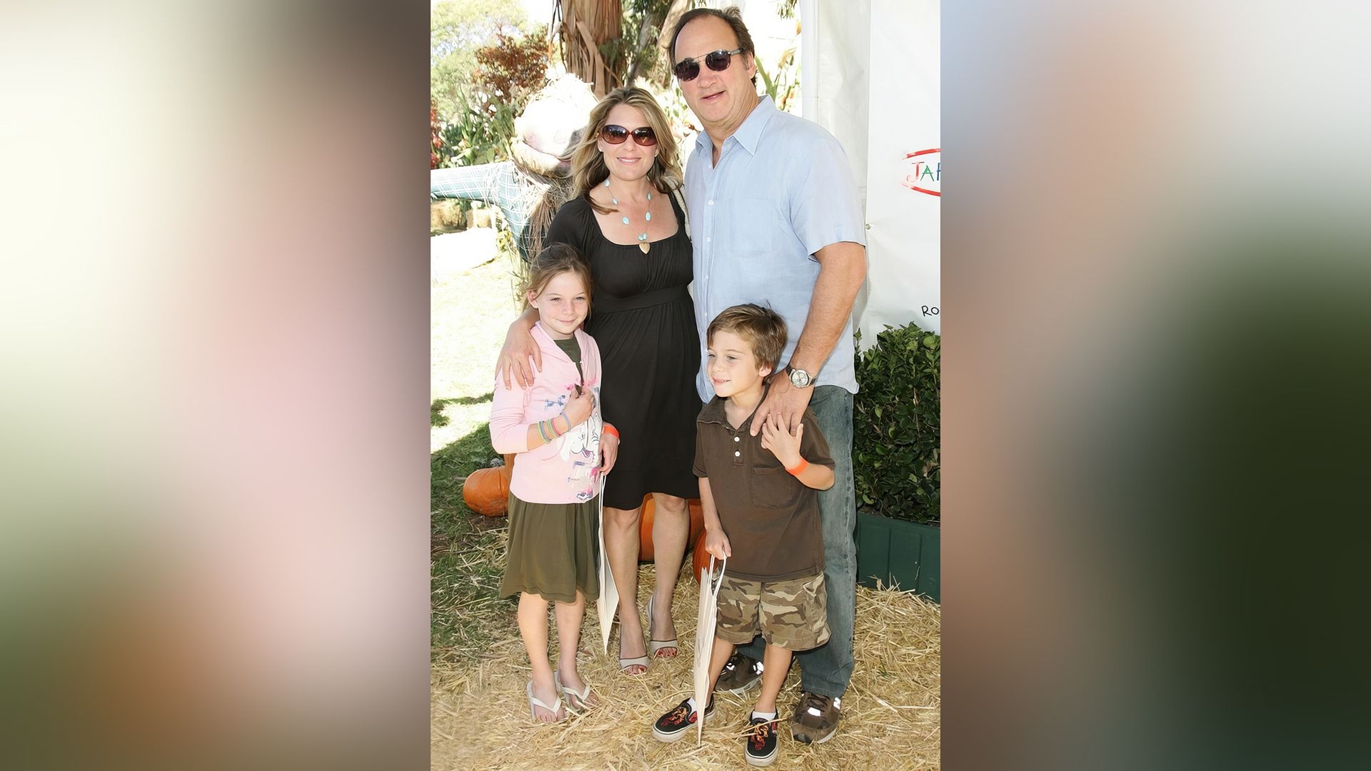 Jim Belushi y Jennifer Sloan con sus hijos