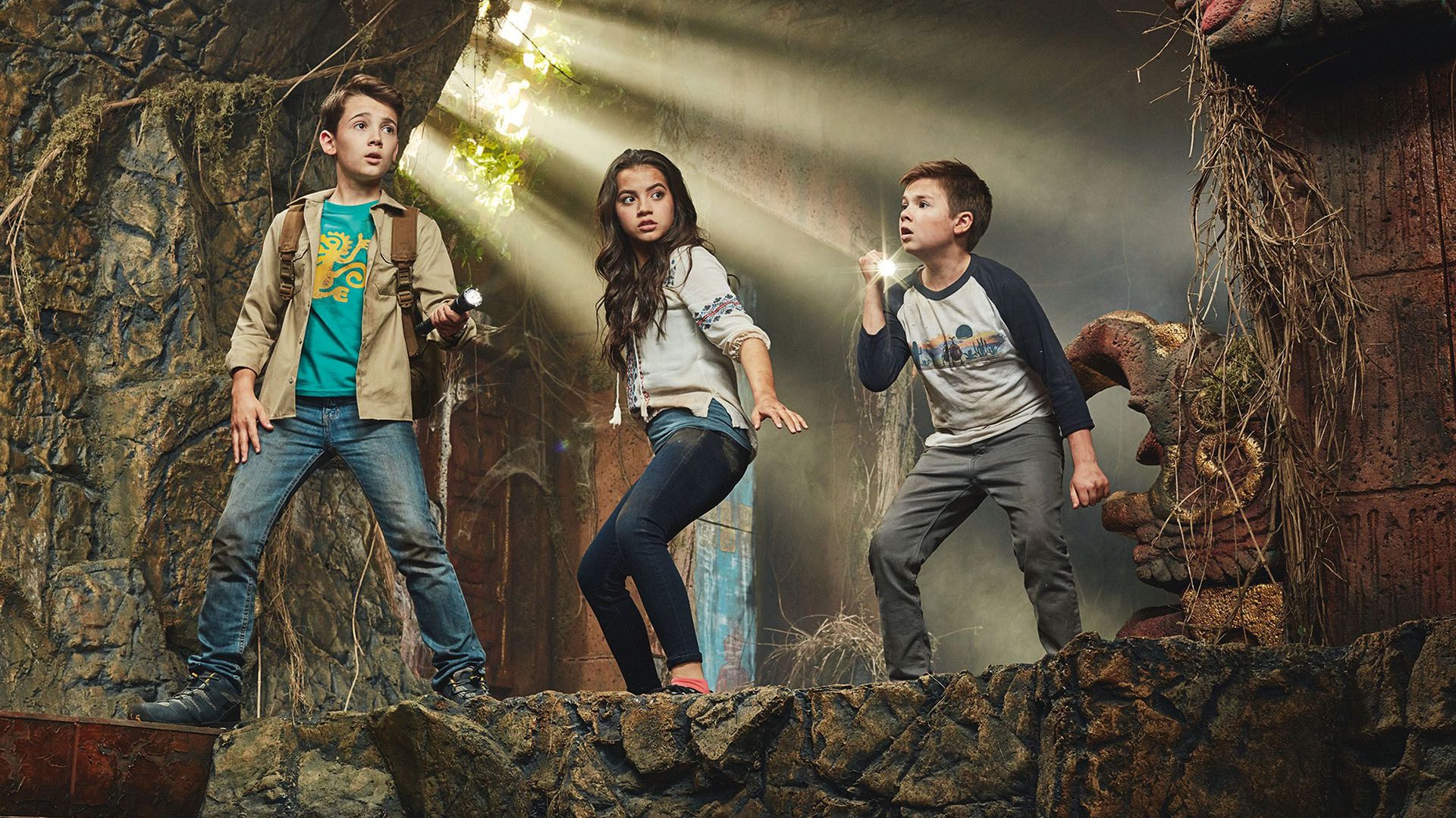 Isabela Moner en la película Legends of the Hidden Temple