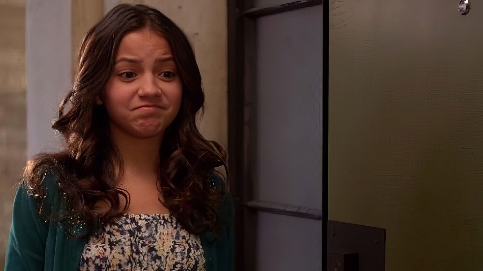 Isabela Moner en la serie Growing up Fisher