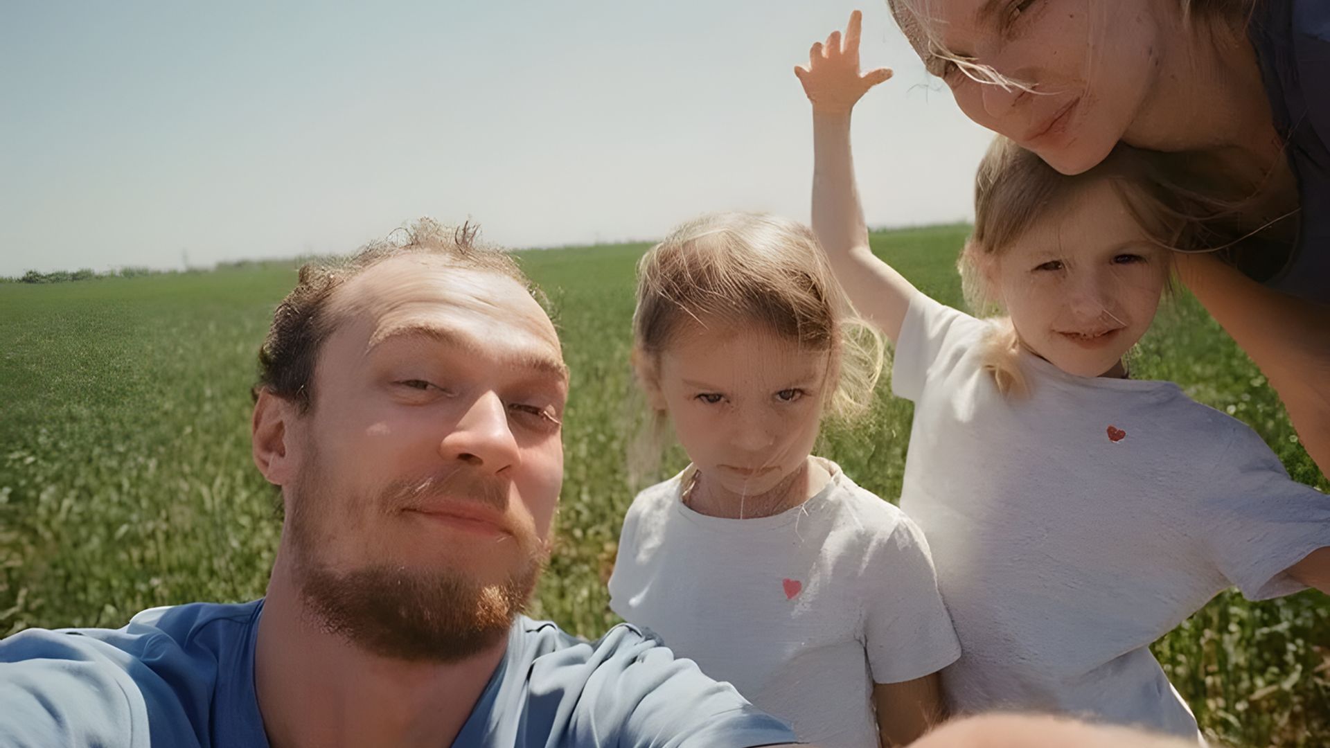 Yura Borisov con su esposa e hijos