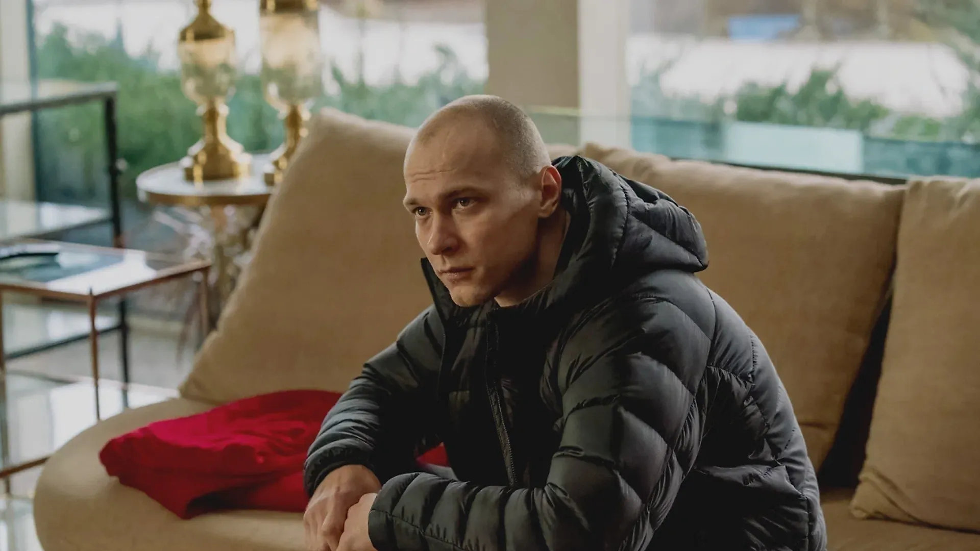Yuri Borisov en la película "Anora"