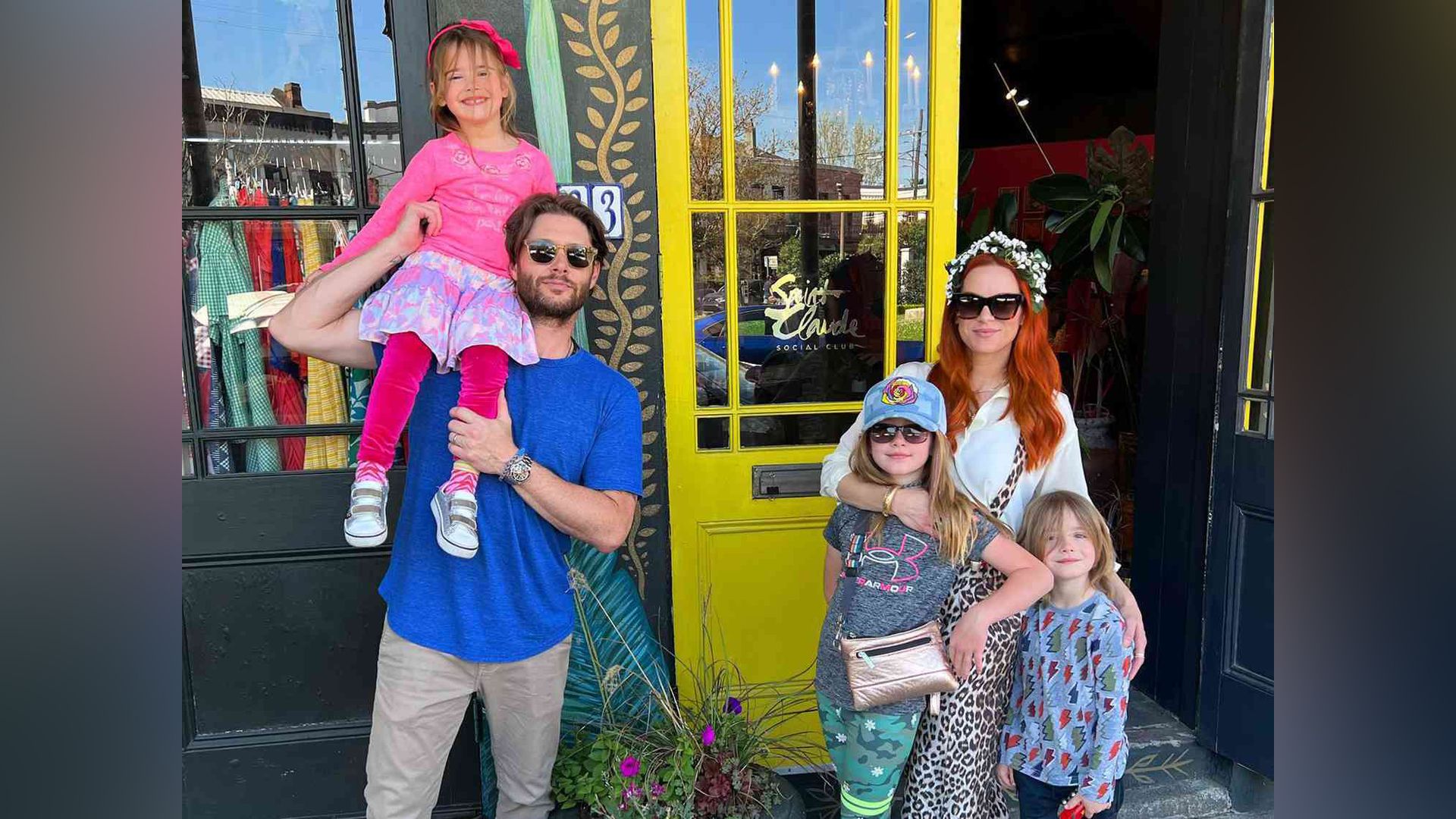 Jensen Ackles con su esposa e hijos