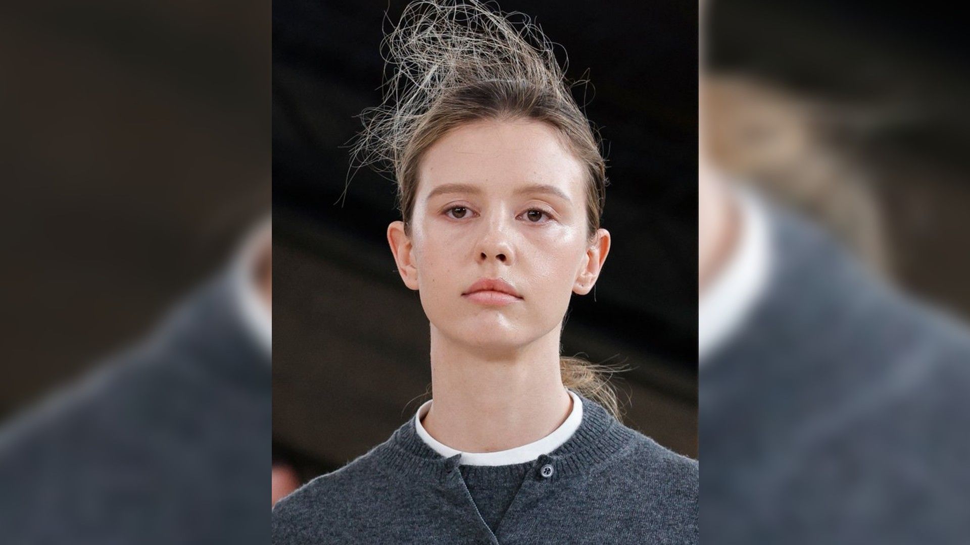 Mia Goth con cejas