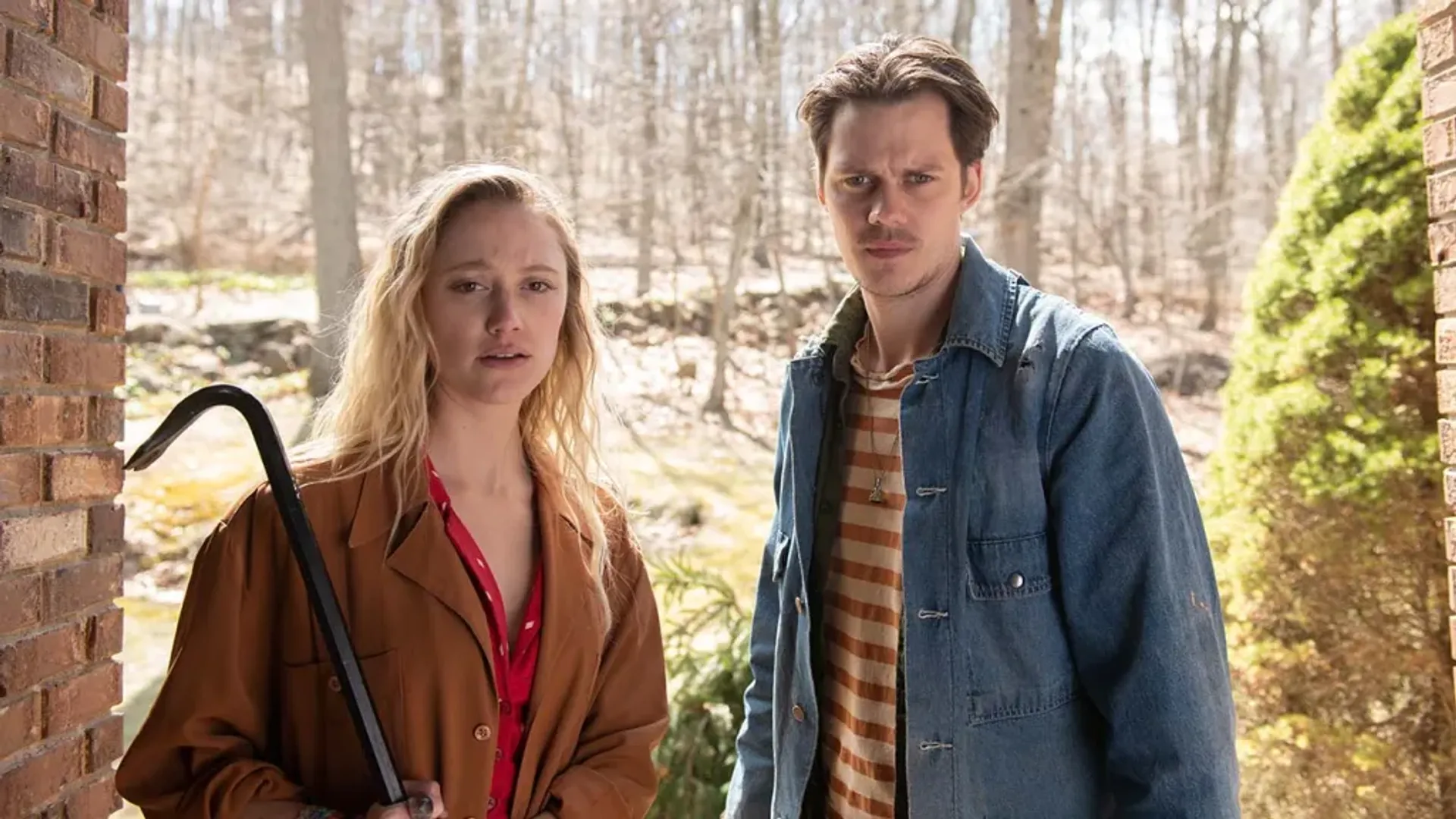 Maika Monroe y Bill Skarsgård
