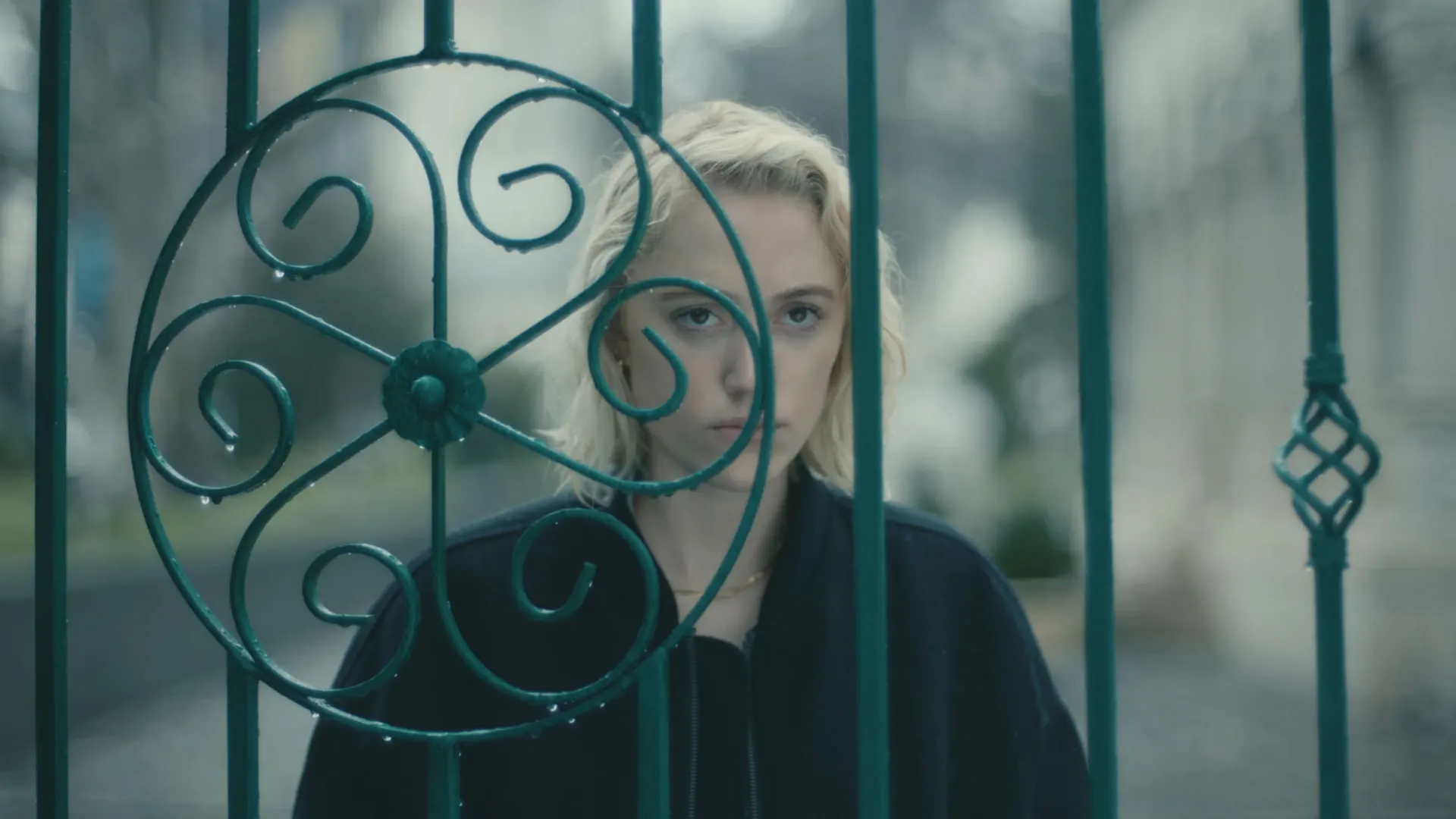Maika Monroe en la película 'Watcher'