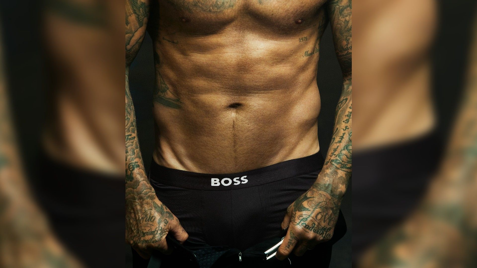 Un hombre en calzoncillos negros con abdominales definidos en primer plano