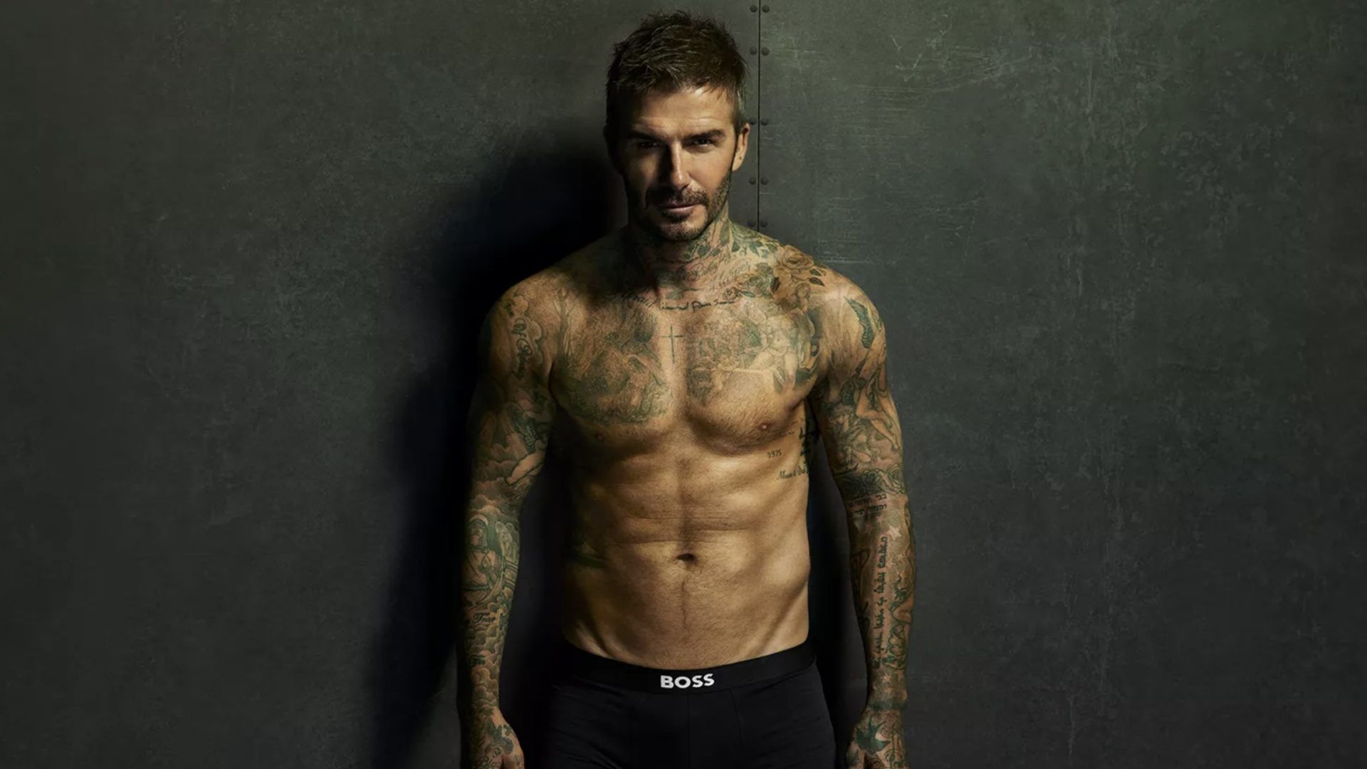 David Beckham en calzoncillos negros contra la pared, abdominales esculpidos
