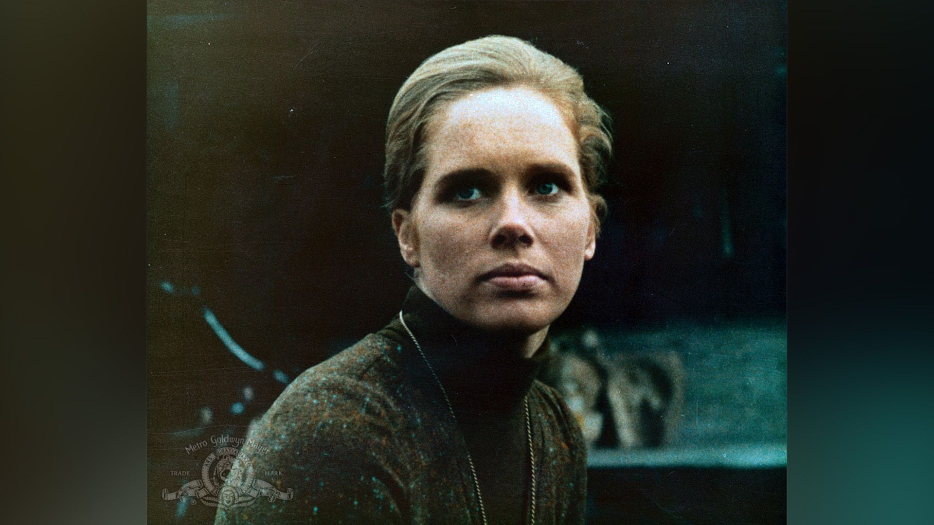Liv Ullmann con un suéter marrón en una escena de la película 'Passion'