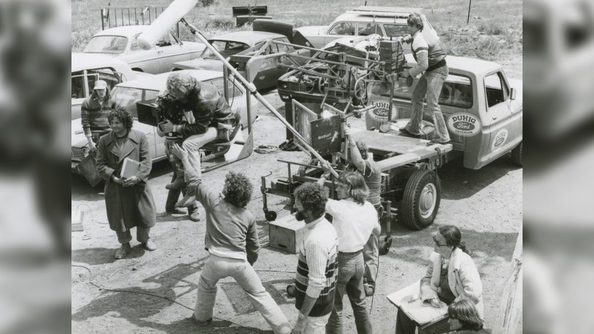 Foto del equipo de "Mad Max" en el lugar de rodaje. El director George Miller se puede ver a la izquierda con un abrigo