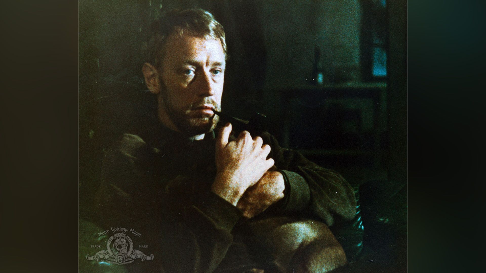 El joven Max von Sydow con una pipa en una escena de la película 'The Passion of Anna'