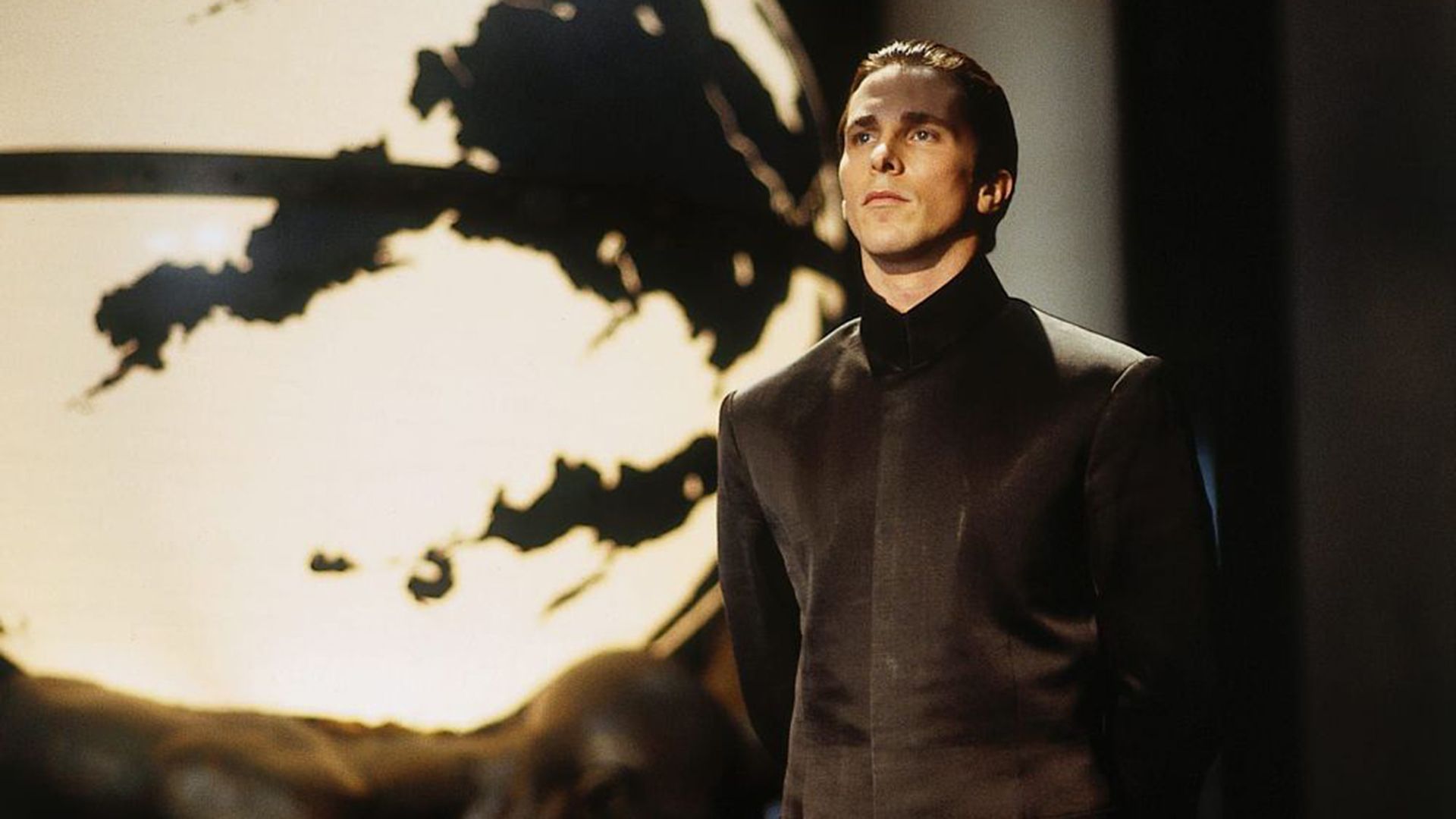 Christian Bale de negro contra el fondo de un globo brillante en una escena de la película 'Equilibrium'