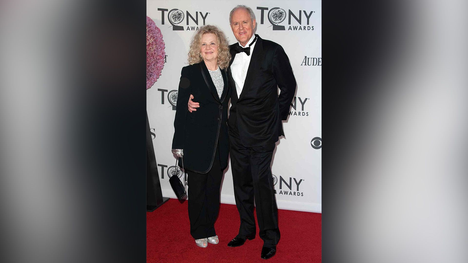 John Lithgow y Mary Yeager con trajes negros en los Premios Tony