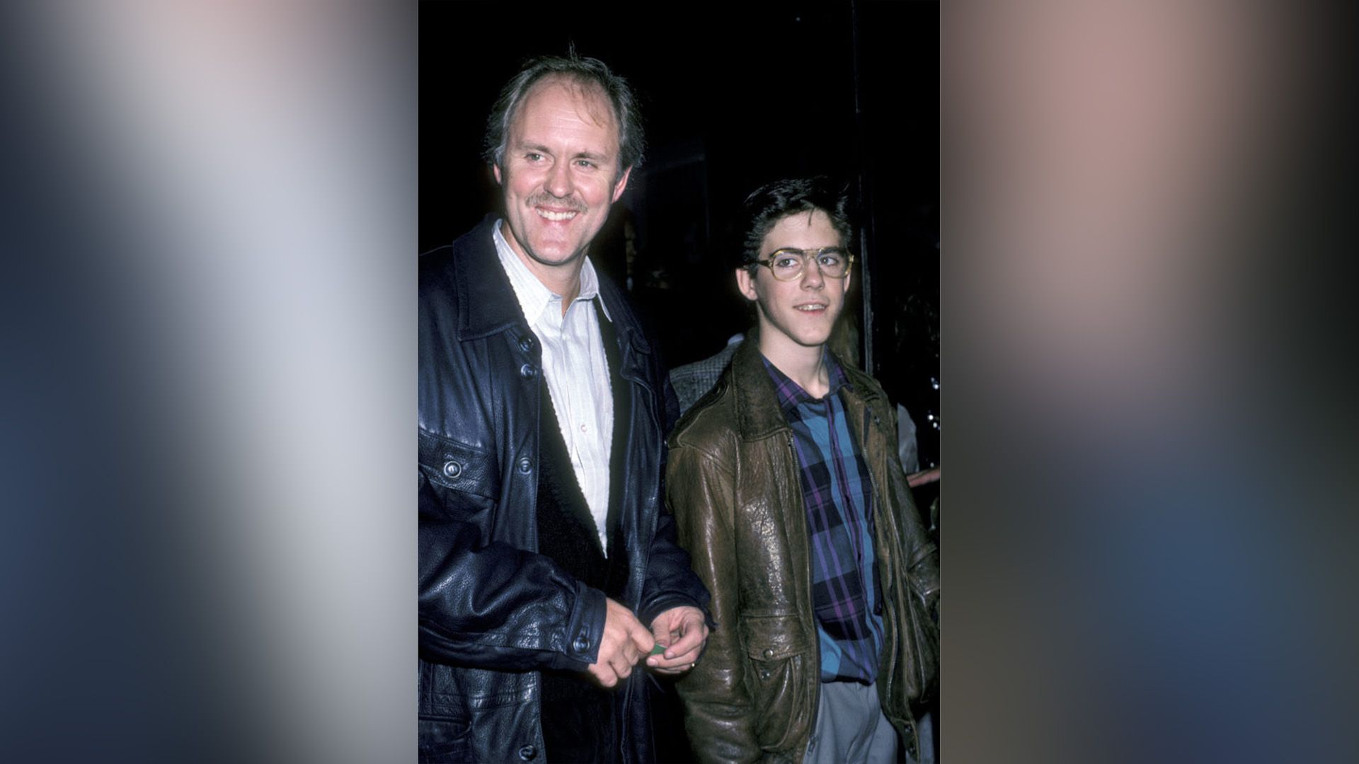 John Lithgow en su juventud e Ian Lithgow en la infancia