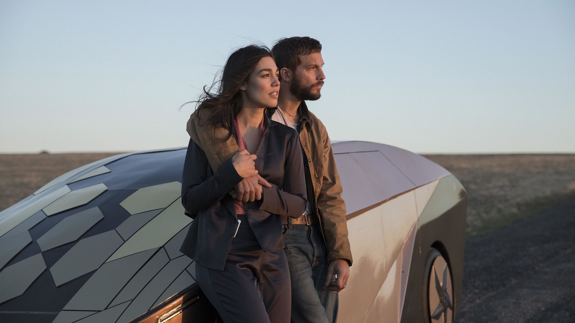 Melanie Vallejo y Logan Marshall-Green junto a un coche futurista en una escena de la película 'Upgrade'