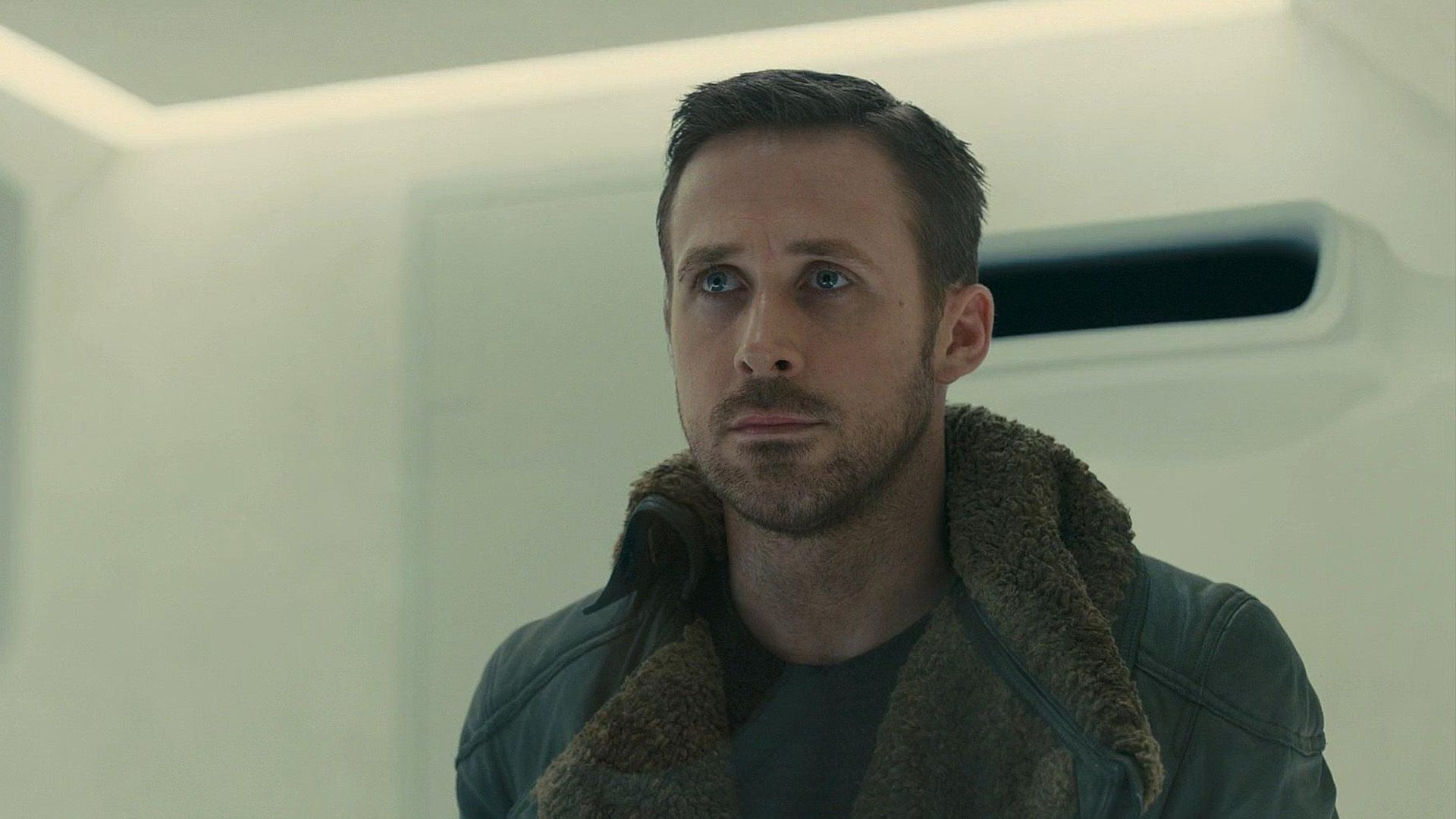 Ryan Gosling con una chaqueta de cuero en una escena de la película "Blade Runner 2049"