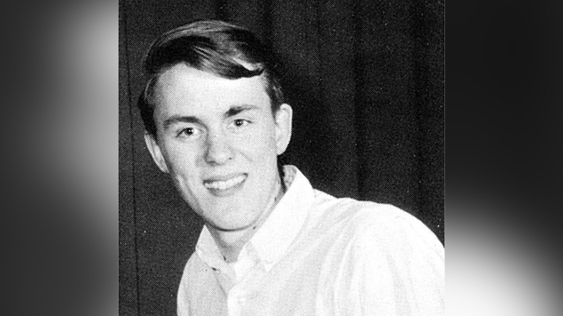 John Lithgow joven con camisa blanca