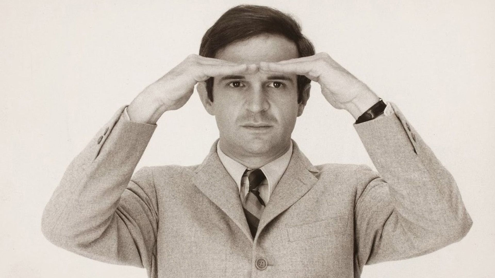 Director François Truffaut con las manos sobre la cara