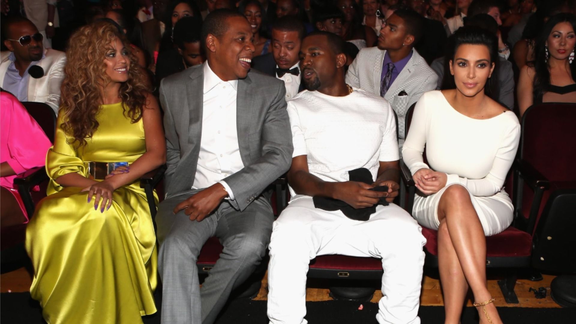 El rapero Kanye West con su exesposa Kim Kardashian junto a Beyoncé y Jay-Z sonriendo en el público