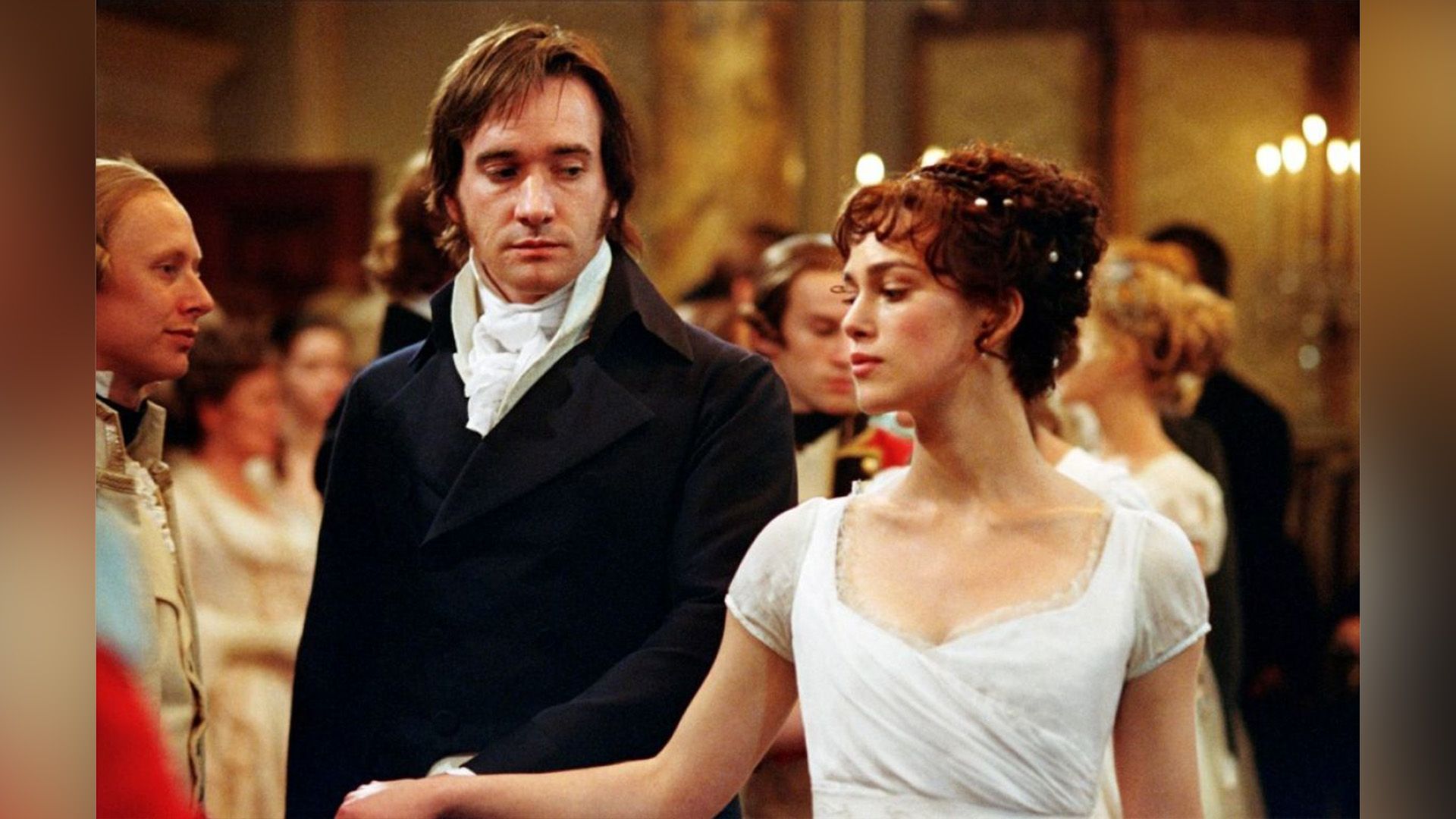 Keira Knightley en un vestido blanco y Matthew Macfadyen en un frac negro bailando en el baile