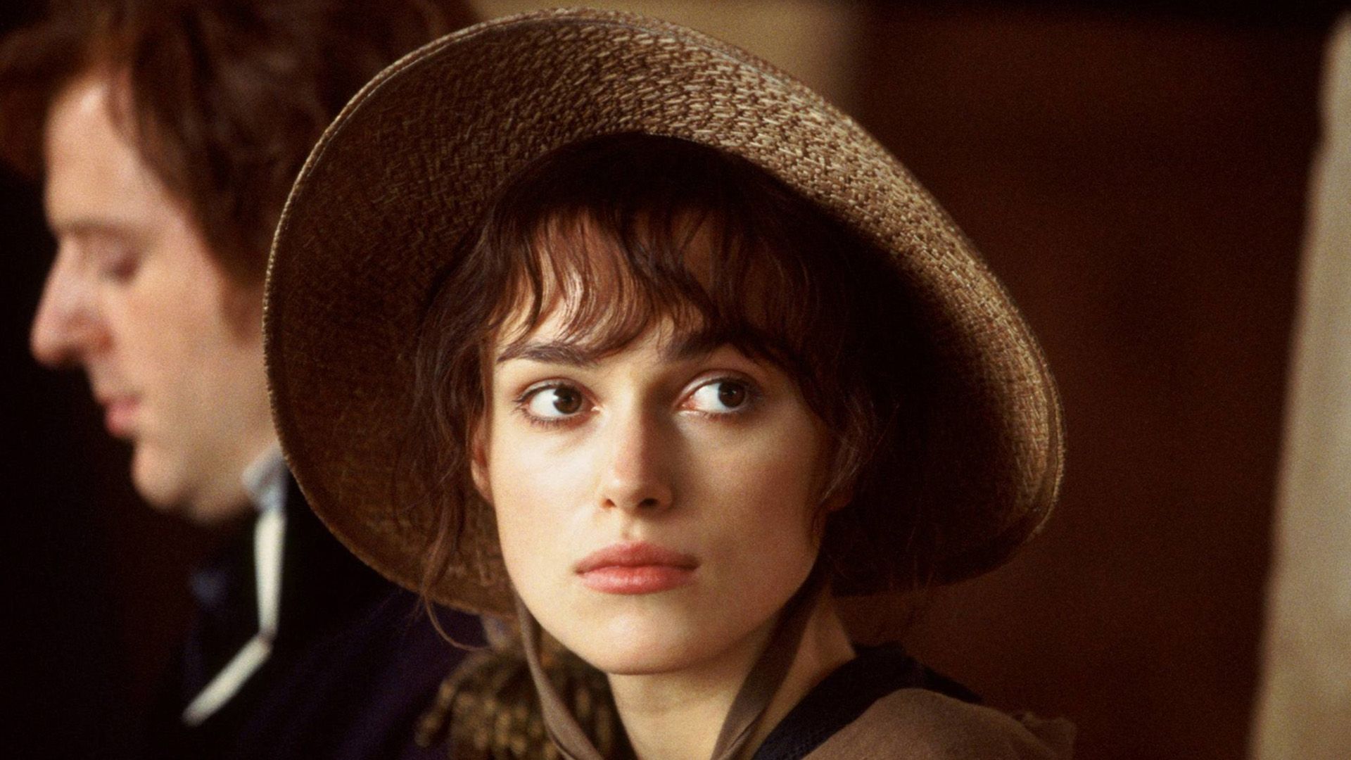Joven Keira Knightley con un sombrero de paja en la película 'Pride and Prejudice'