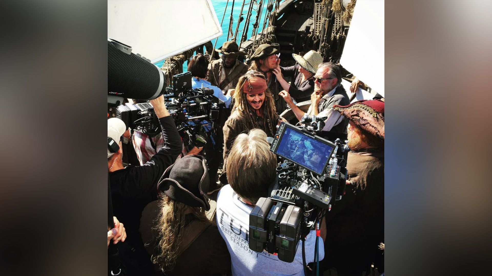 Johnny Depp como el Capitán Jack Sparrow, rodeado por el equipo