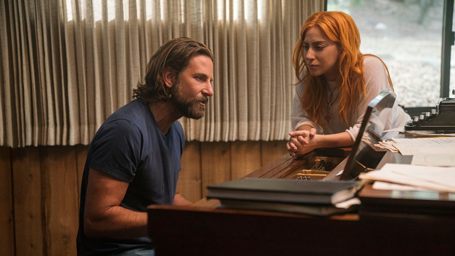 Bradley Cooper toca el piano en el que Lady Gaga se apoya