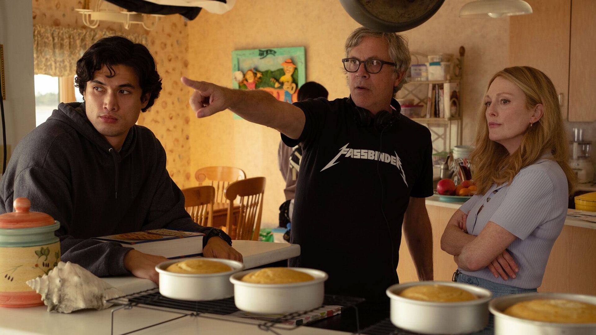Julianne Moore y Charles Melton escuchan las indicaciones del director Todd Haynes