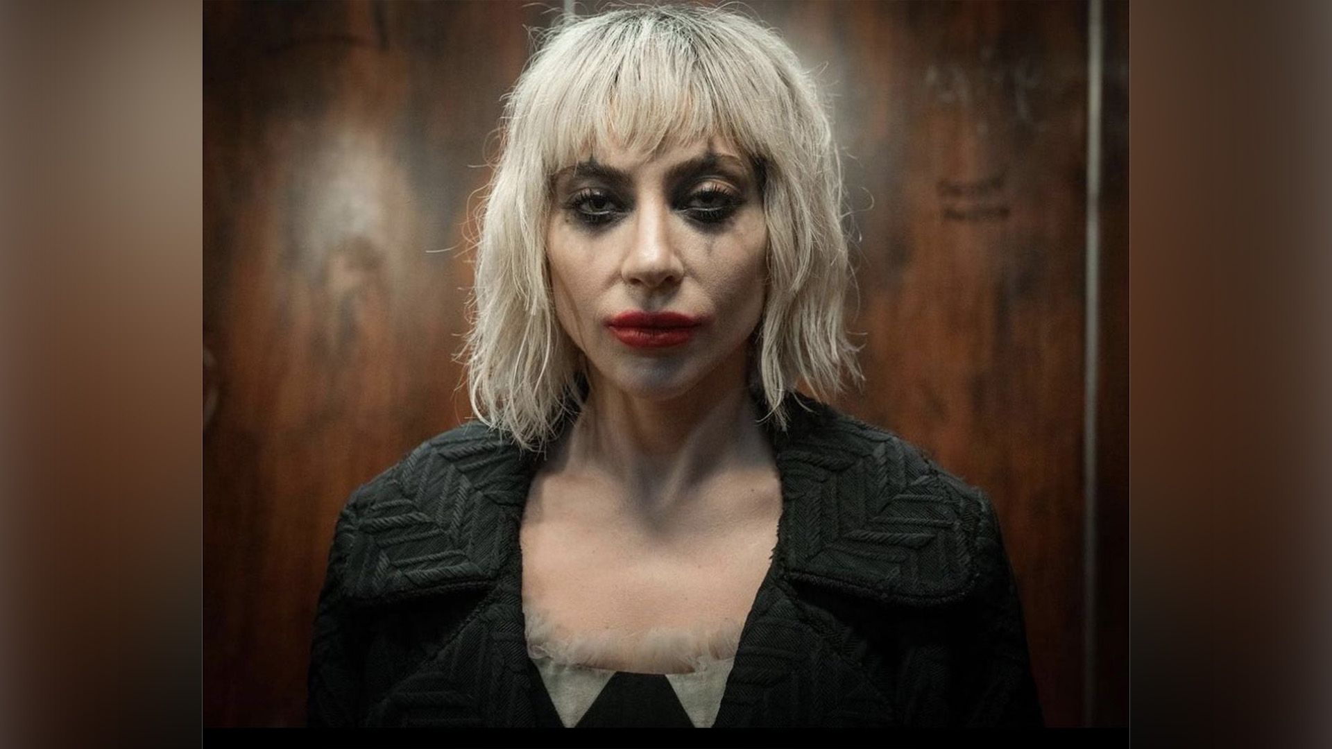 Lady Gaga con maquillaje corrido y cabello blanco despeinado
