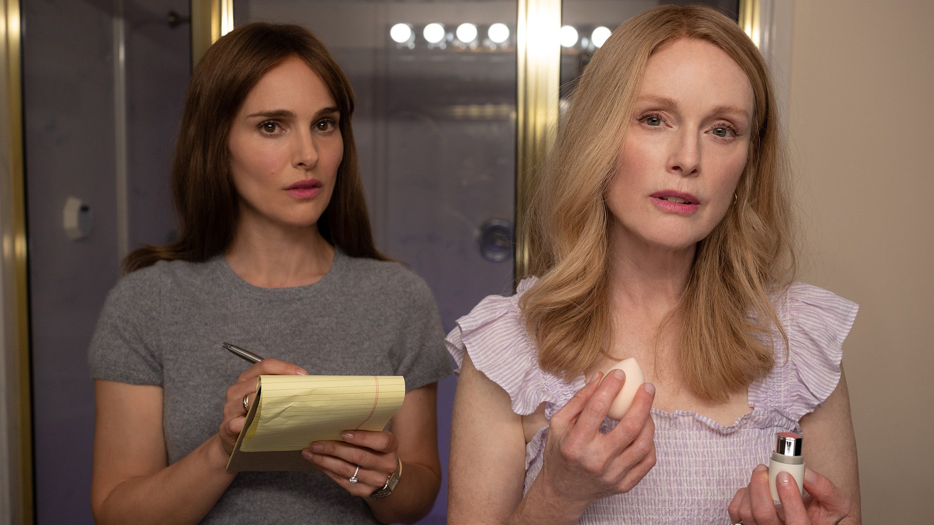 Natalie Portman con un cuaderno y Julianne Moore con rubor en la película "May December"