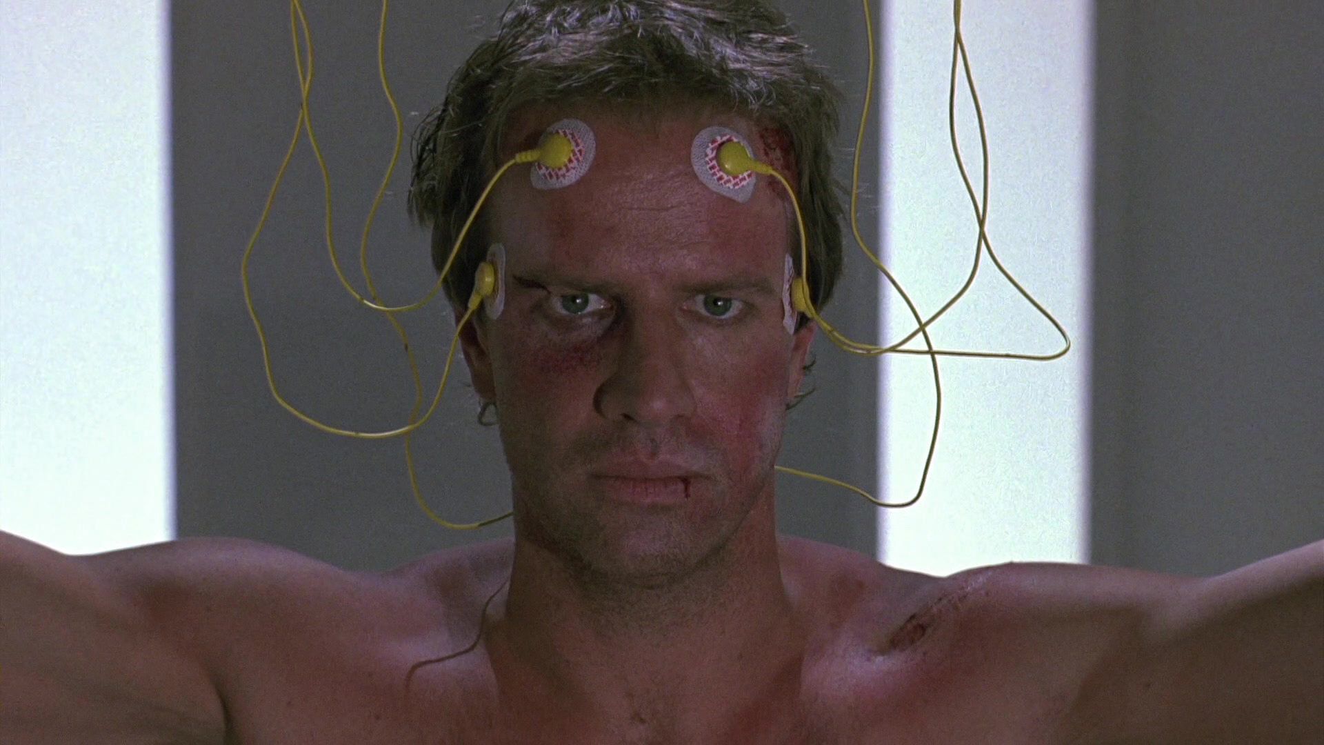 Christopher Lambert con sensores eléctricos en la frente y las sienes