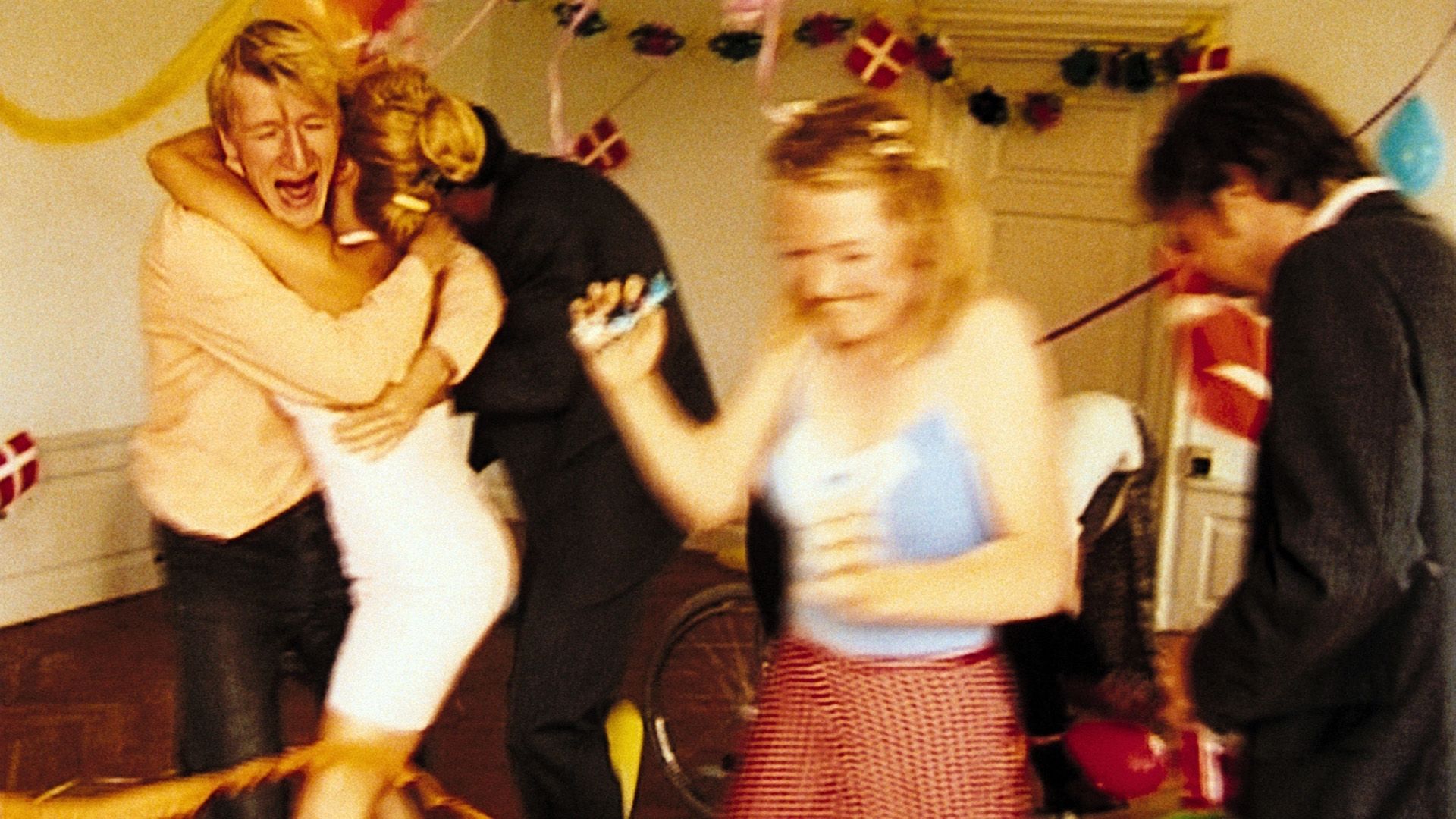Unas chicas y hombres alegres se divierten en una fiesta en casa