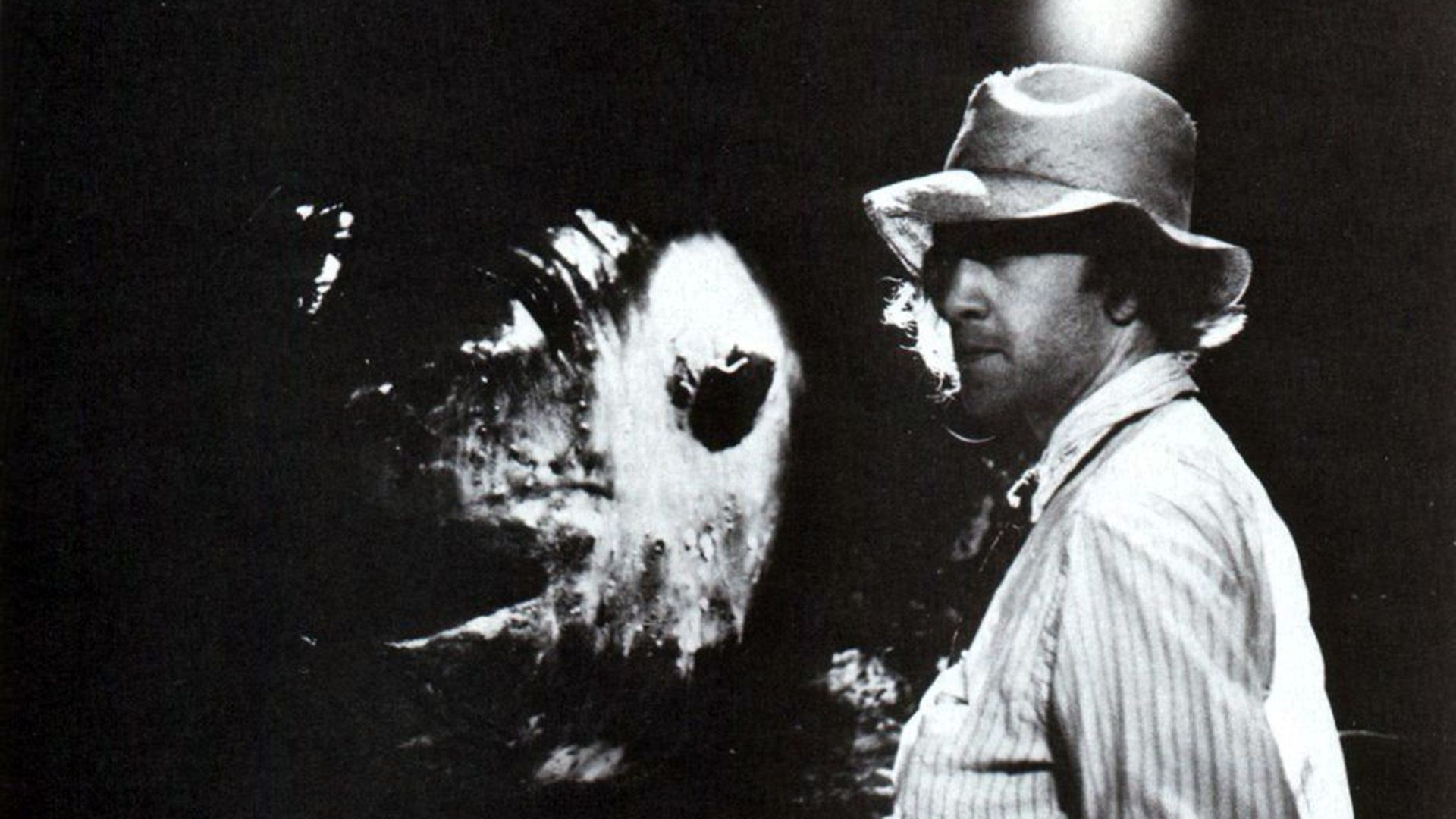 Joven David Lynch con una camisa y un sombrero panamá