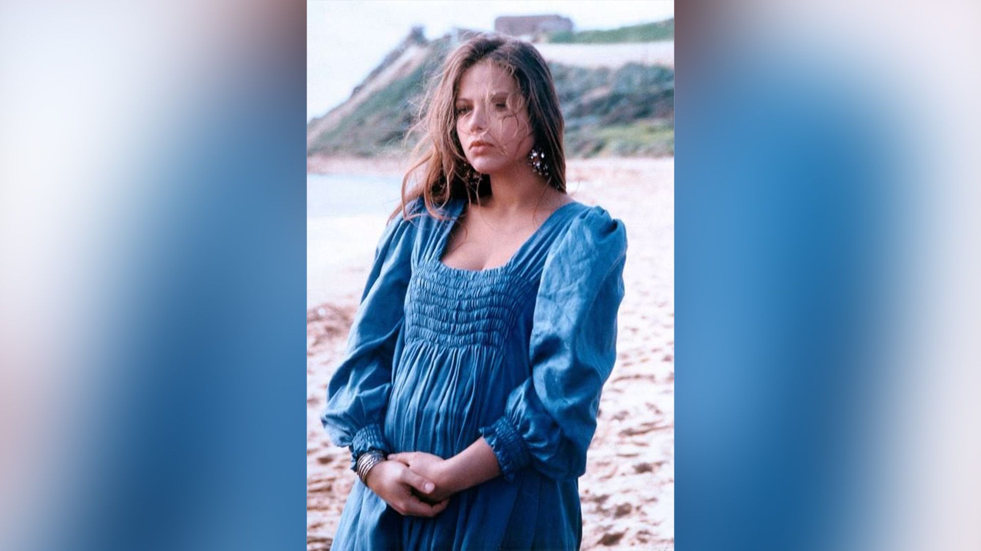 Ornella Muti en un vestido azul en la orilla en una escena de la película 'Il futuro è donna'