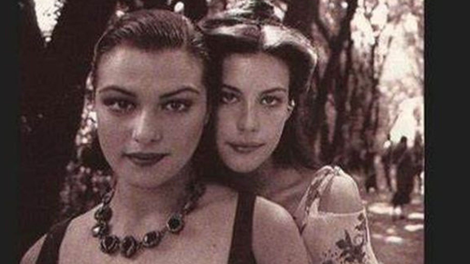 Una foto conjunta de Rachel Weisz y Liv Tyler con filtro sepia