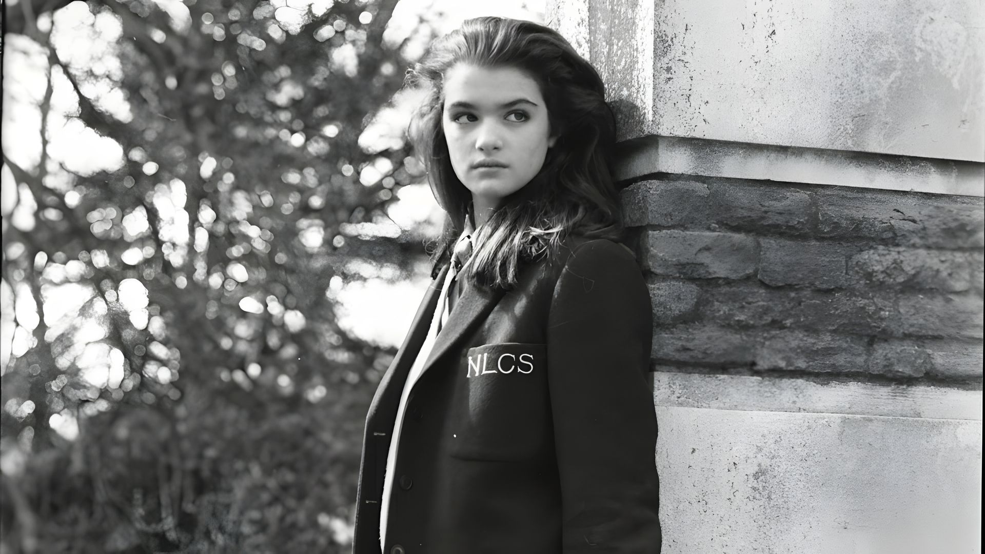 Foto en blanco y negro de una joven vestida con uniforme escolar