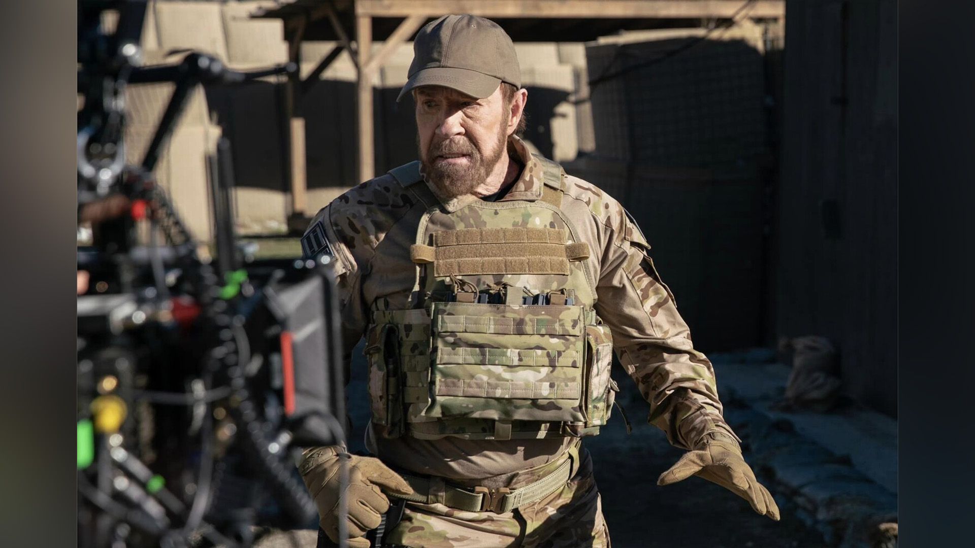 Chuck Norris en camuflaje en la película 'Agent Recon'
