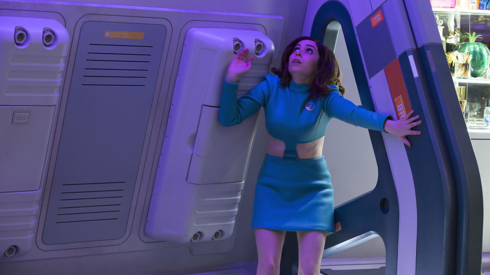 Cristin Milioti en un traje azul en una escena de la serie "Black Mirror"