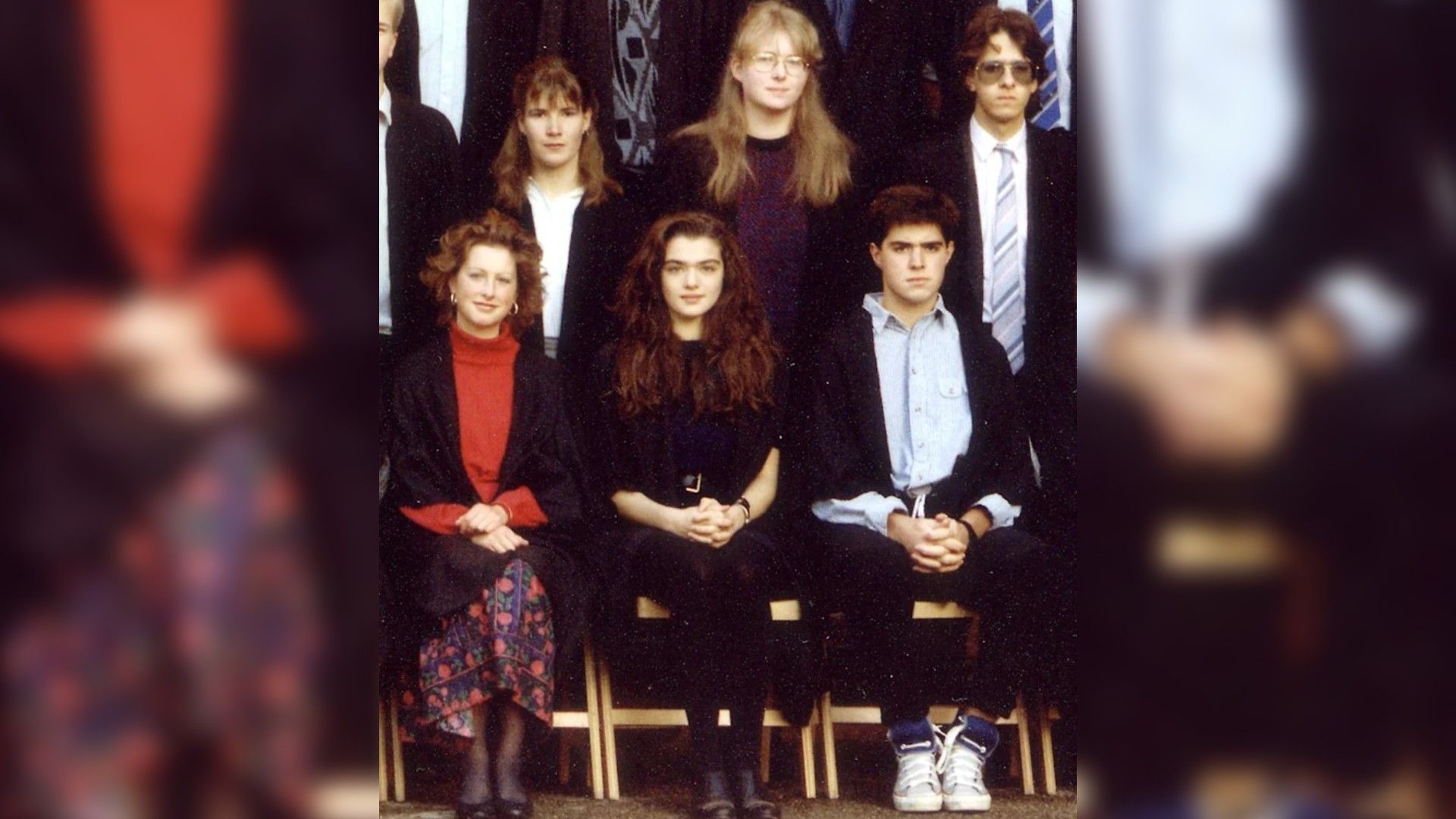 Foto grupal de estudiantes, en el centro de la foto – la joven Rachel Weisz