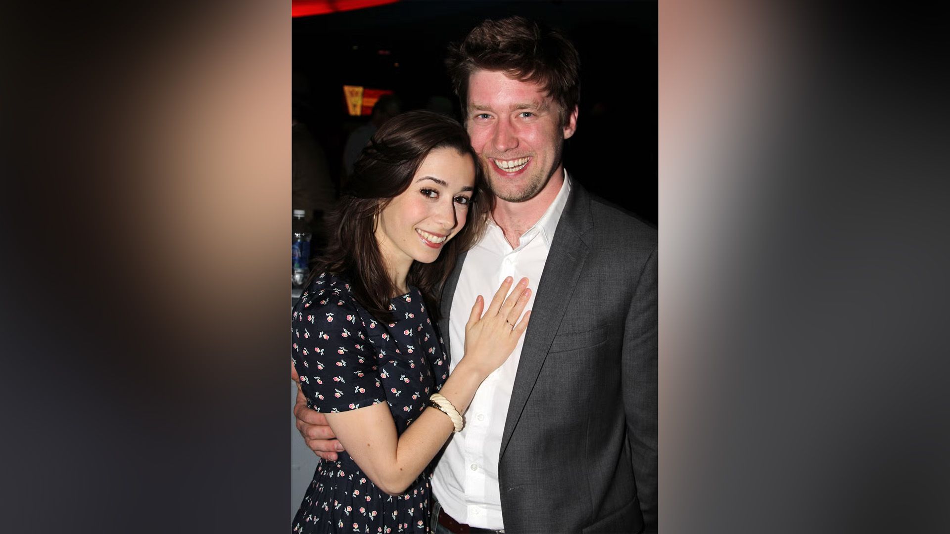 Cristin Milioti y Jesse Hooker posando juntos en un evento social