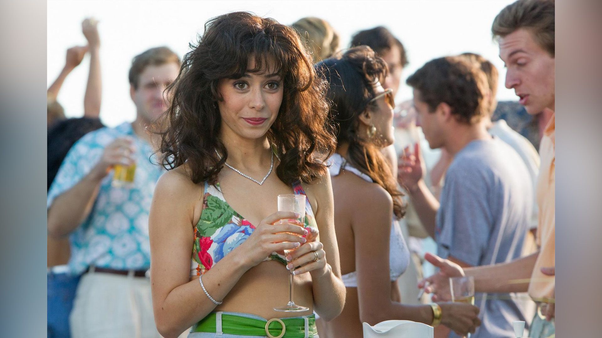 Cristin Milioti en traje de baño sosteniendo un vaso en una escena de la película "The Wolf of Wall Street"