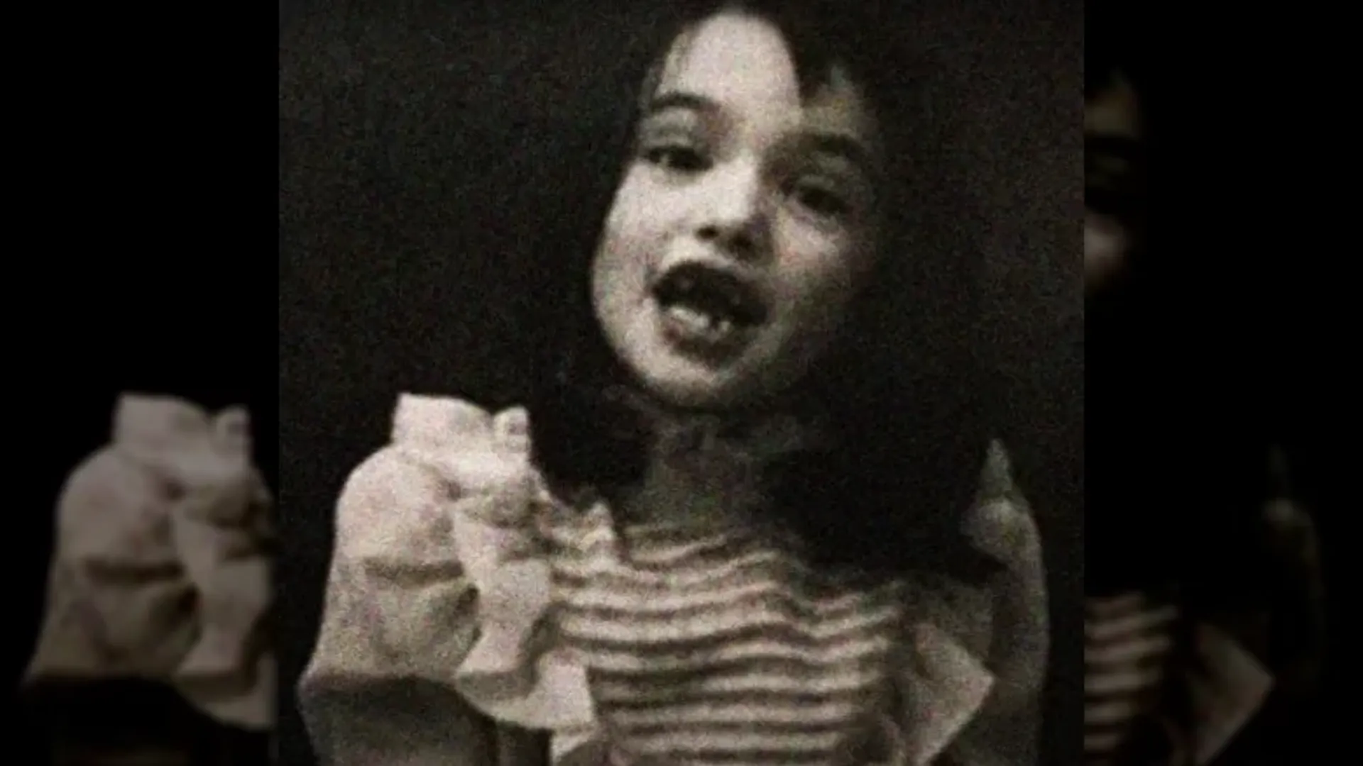 Niña pequeña, primer plano del rostro, boca abierta, foto en blanco y negro
