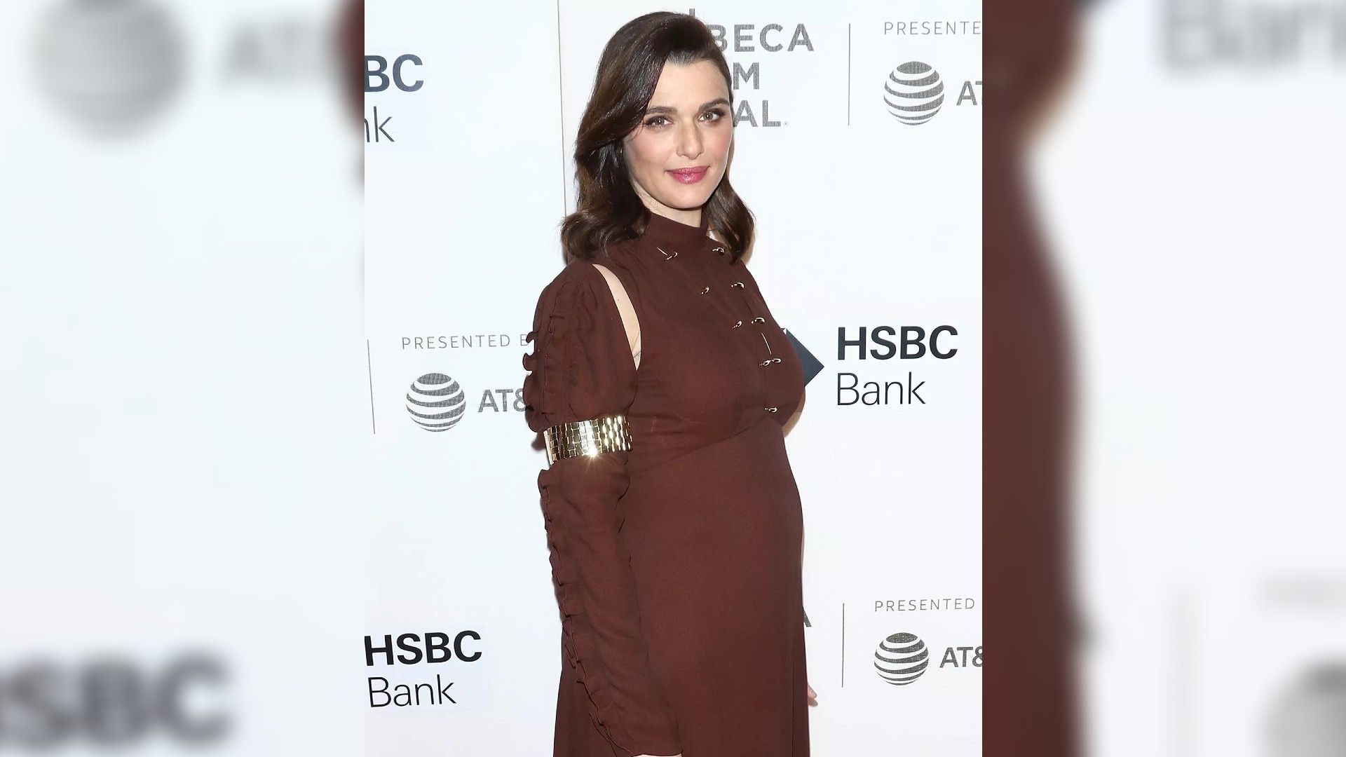 Rachel Weisz con un vestido burdeos de cuerpo entero, mostrando claramente que está esperando un hijo